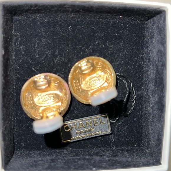 Chanel clip on earrings - Picture 3 of 3